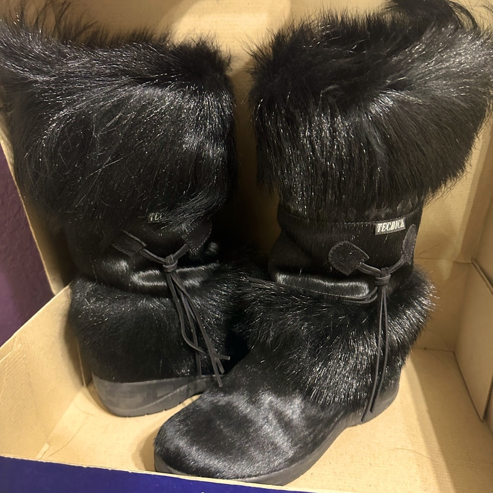 BLACK FUR BOOTS